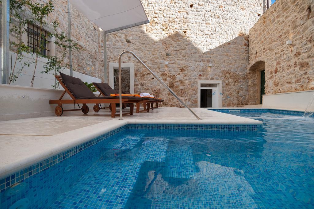 Villa Majestic With Heated Pool And Rooftop Terrace Бол Стая снимка